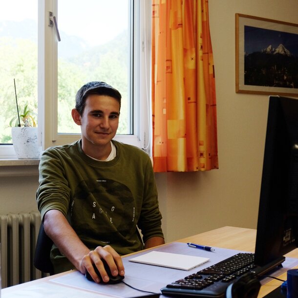 Praktikant arbeitet im Büro im Salzbergwerk Berchtesgaden