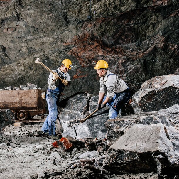 Zwei Bergmänner bearbeiten Steinsalz im Salzbergwerk Berchtesgaden
