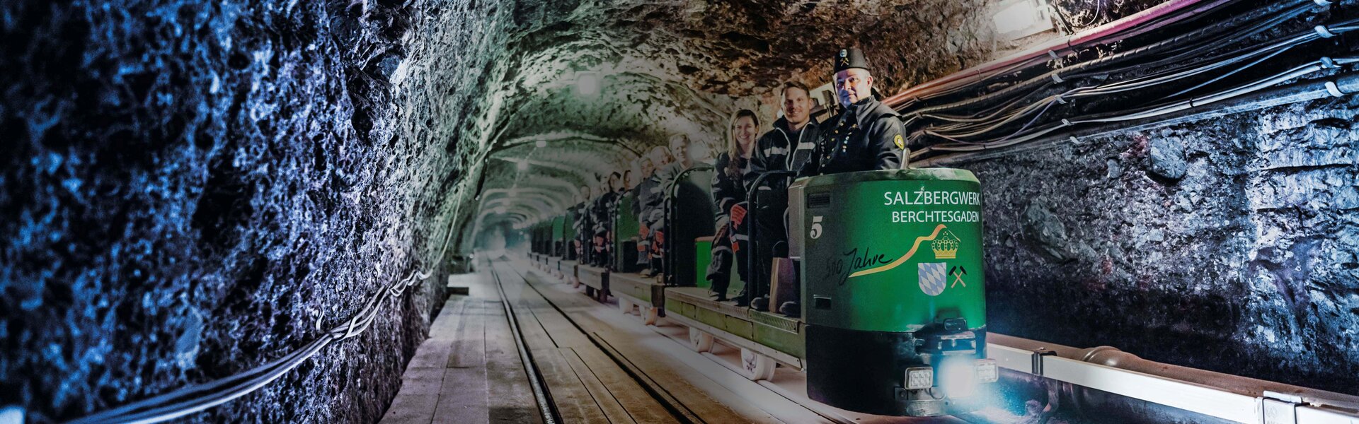 Visiteurs dans le train de la mine pendant le parcours à travers la mine