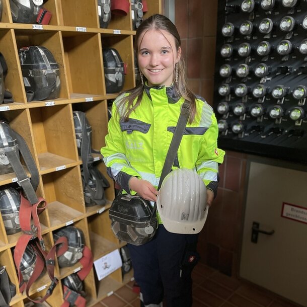 Christina in Arbeitskleidung