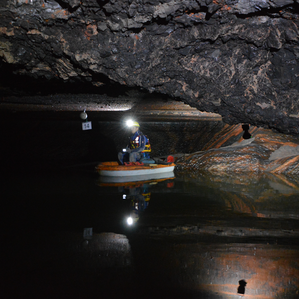 Bergmann im Boot auf Salzsee inspiziert Decke