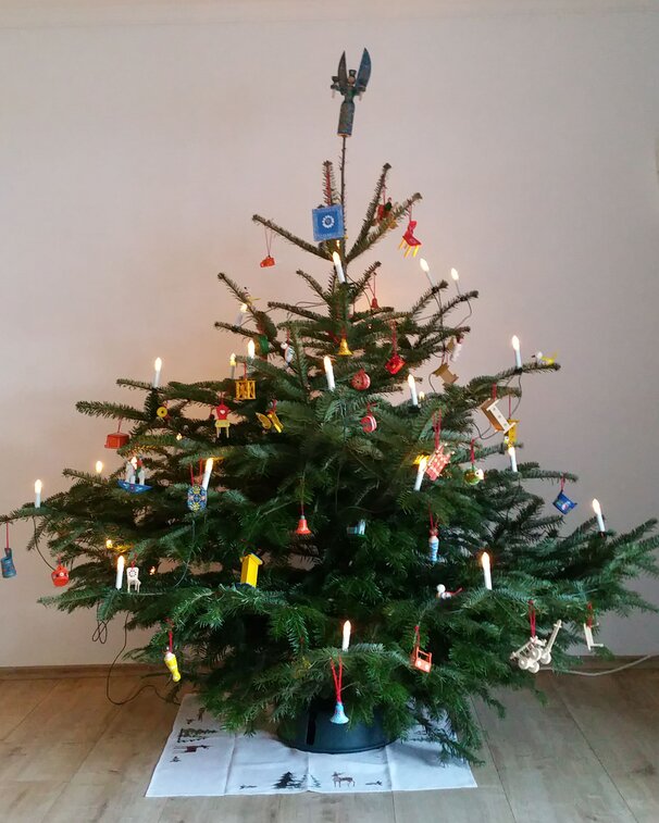 Christbaum geschmückt mit Berchtesgadener War