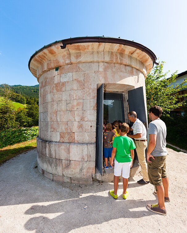 Familie vor einem Pulverturm in Berchtesgaden