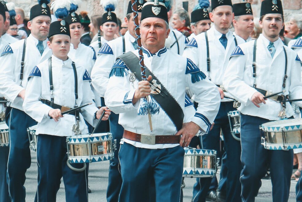 Tambourmajor und Trommler ziehen durch Markt Berchtesgaden 