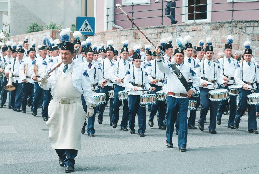 Pionier führt den ersten Zug des Bergfests an