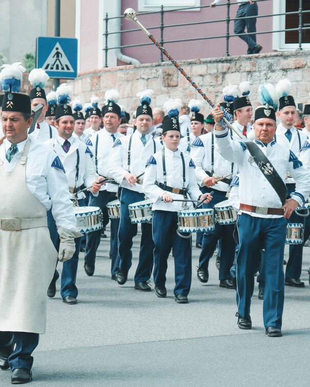 Pionier führt den ersten Zug des Bergfests an