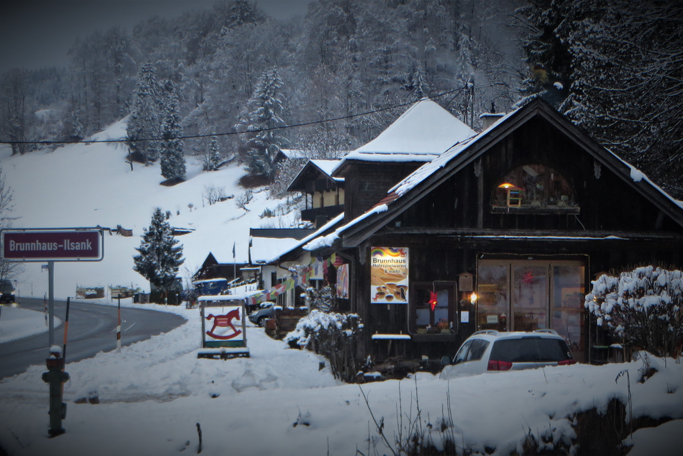 Holzspielwarenladen Brunnhaus Ilsank im Winter