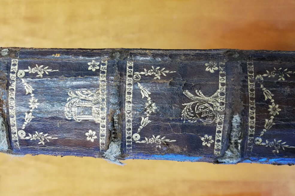 Abgenutzter Buchrücken des Goldenen Buches des Salzbergwerk Berchtesgadens