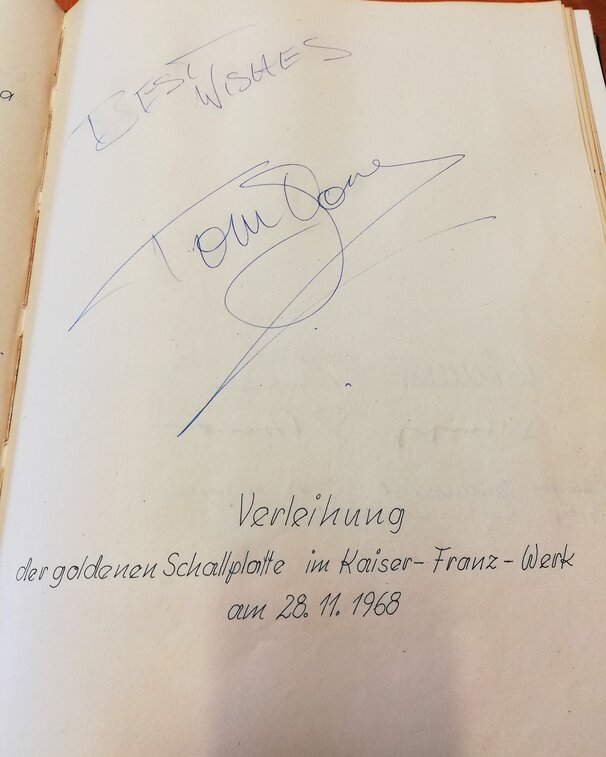 Eintrag über Verleihung der Goldenen Schallplatte an Tom Jones im Salzbergwerk Berchtesgaden