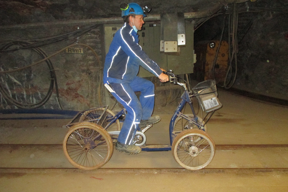 Bergmann auf Grubenrad im Salzbergwerk