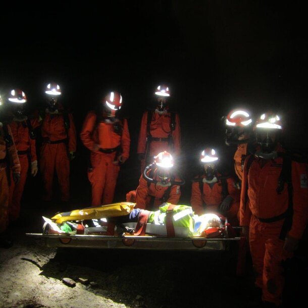 Grubenwehr bei Rettung unter Tage  im Salzbergwerk