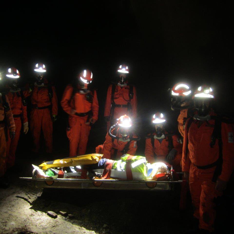 Grubenwehr bei Rettung unter Tage im Salzbergwerk