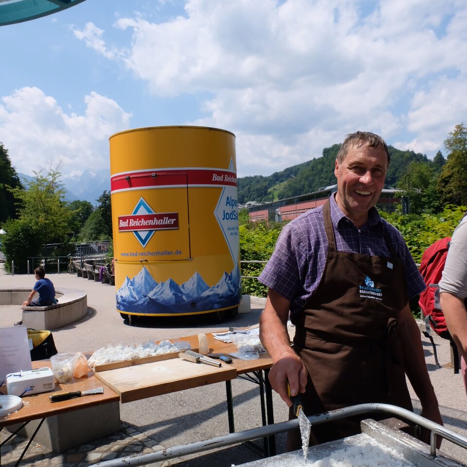 Mann siedet Salz im Salzbergwerk Berchtesgaden