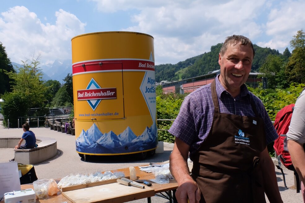 Mann siedet Salz im Salzbergwerk Berchtesgaden