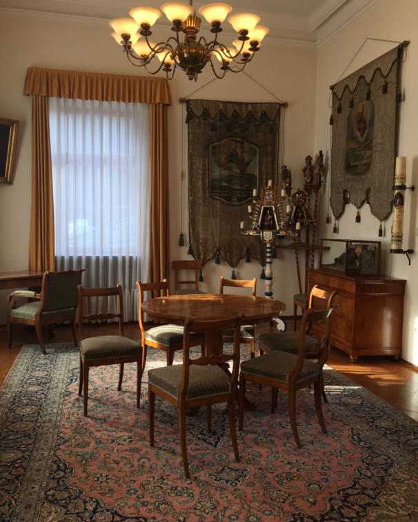 Fürstenzimmer mit Kronleuchter