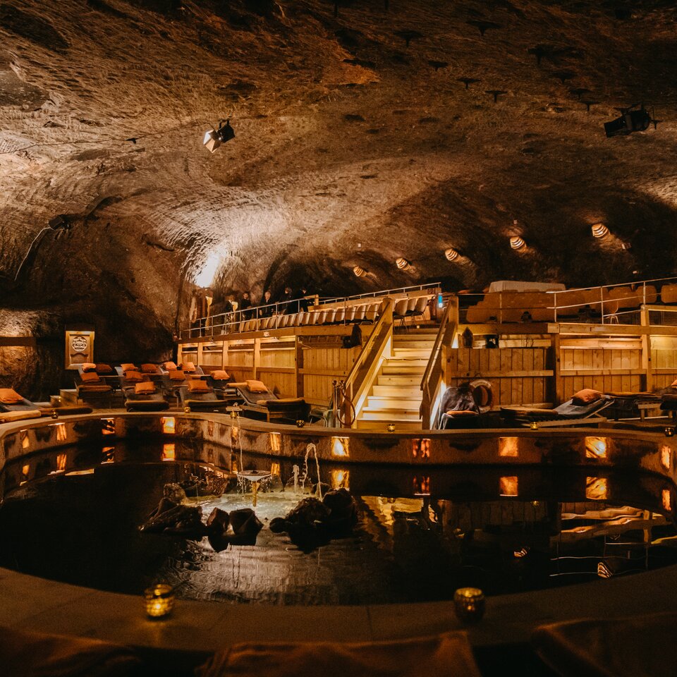 Salzheilstollen mit Liegen im Salzbergwerk Berchtesgaden