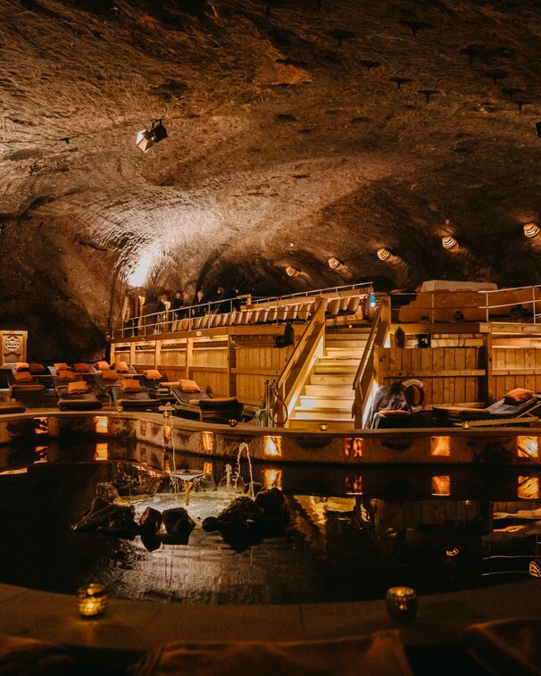 Salzheilstollen mit Liegen im Salzbergwerk Berchtesgaden