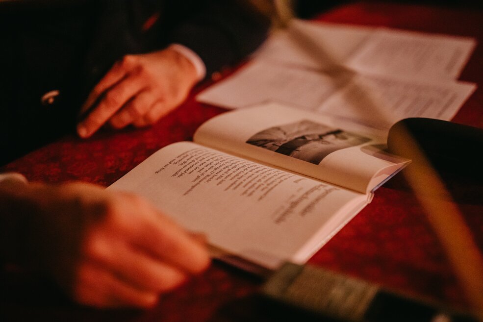 Stade Zeit Buch von Leser im Salzheilstollen