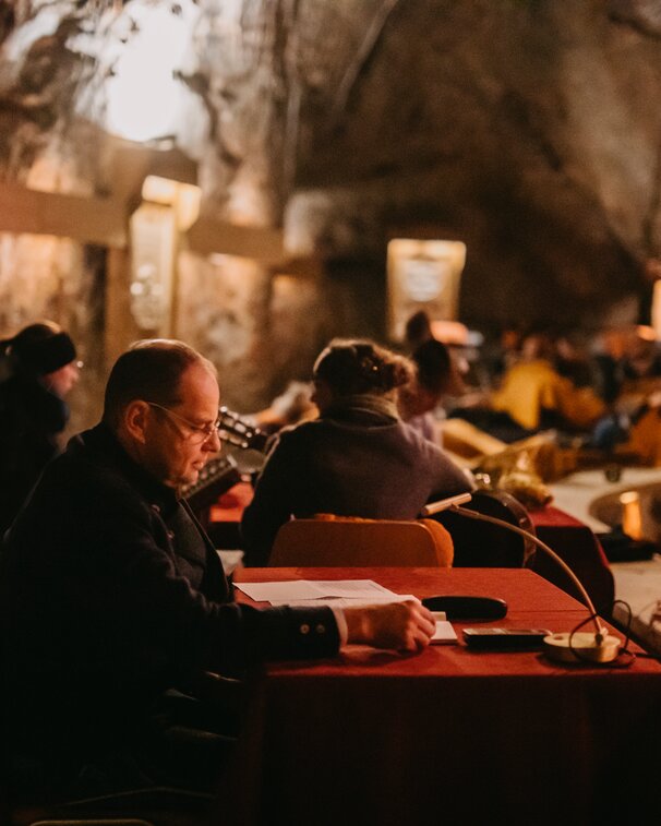 Leser lesen das Stade Zeit Buch im Salzheilstollen