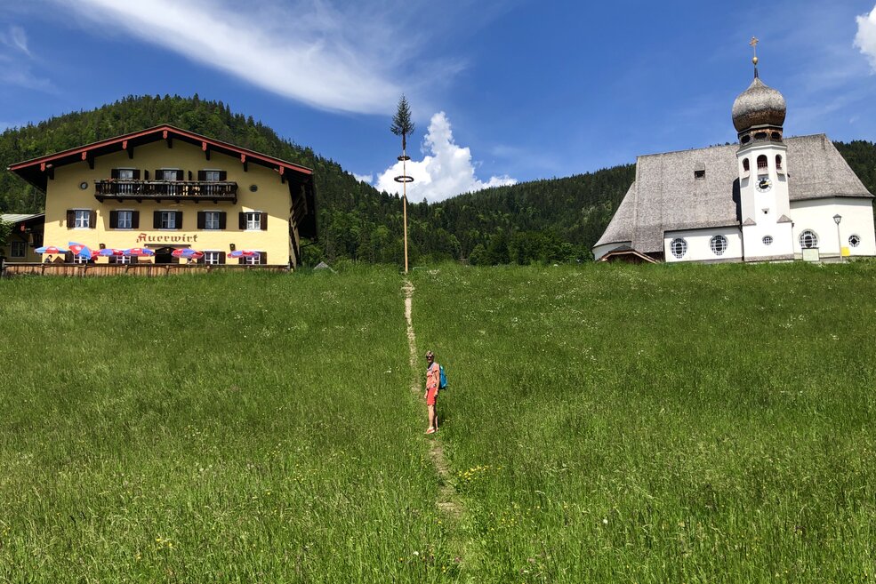 Gasthof Auerwirt und Kirche Oberau mit Maria Becker