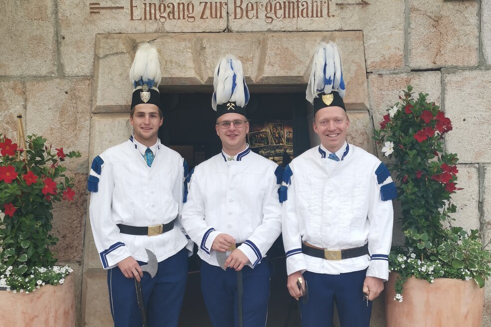 Bergmänner in Zunftuniform vorm Salzbergwerk Berchtesgaden
