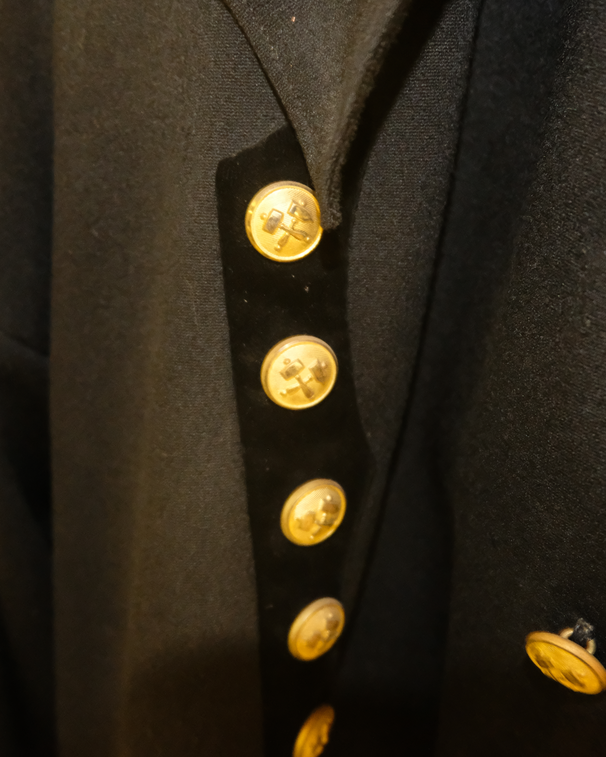 goldene Knöpfe an schwarzer Uniform Salzbergwerk Berchtesgaden