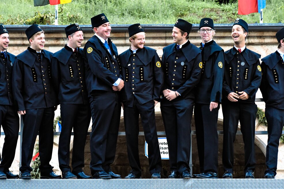 Gästeführer in schwarzer Uniform Salzbergwerk Berchtesgaden