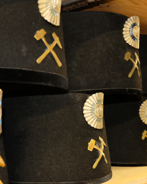 Uniform Schachthüte in der Knappengarderobe im Salzbergwerk Berchtesgaden