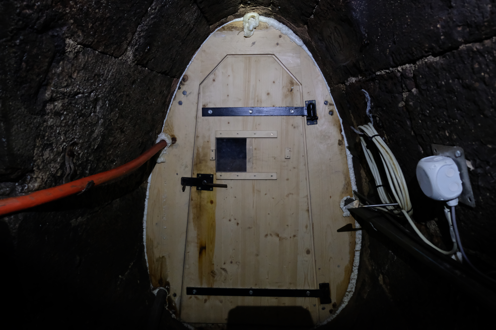 Wettertüre aus Holz im aktiven Salzbergwerk Berchtesgaden