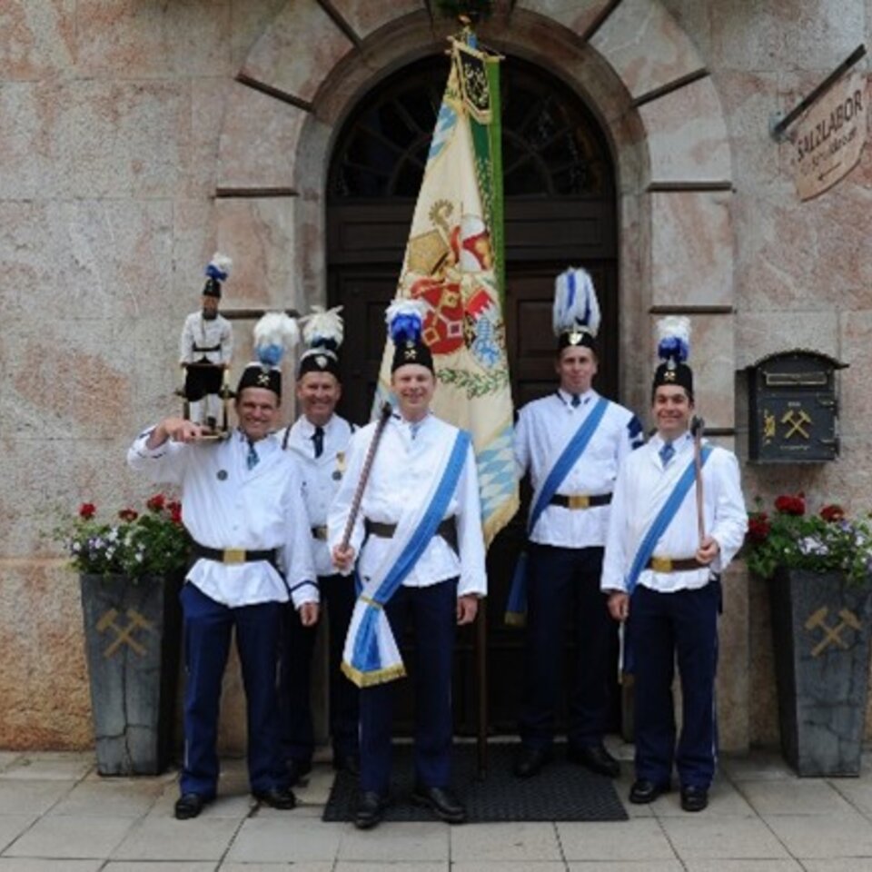 Bergmänner am Pfingstmontag vor Salzlabor im Salzbergwerk Berchtesgaden