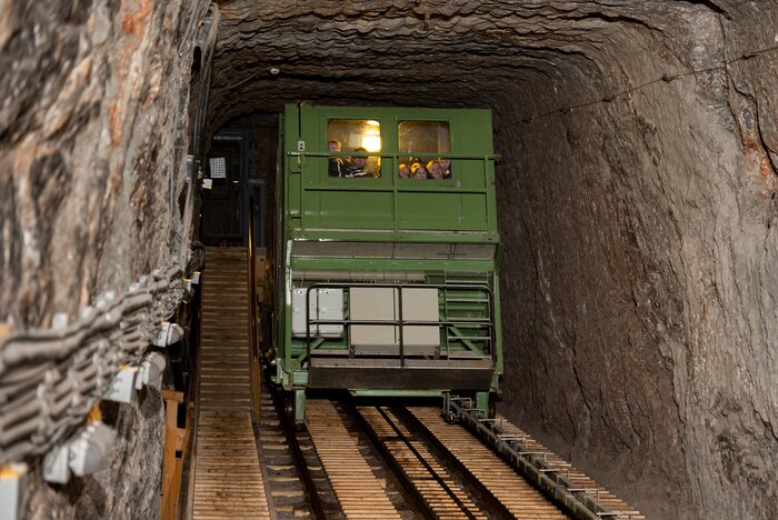 Schrägaufzug in der Tour durch das Salzbergwerk