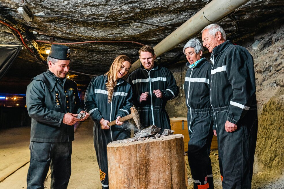 Steinsalzklopfen beim Dinner unter Tage