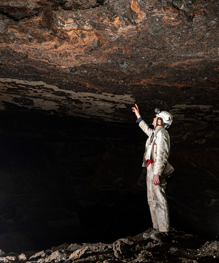 Aktiver Bergler im Sinkwerk unter Tage