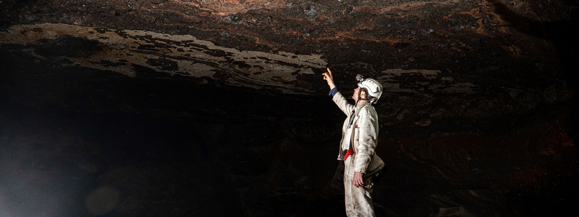 Active miner in the sink work underground