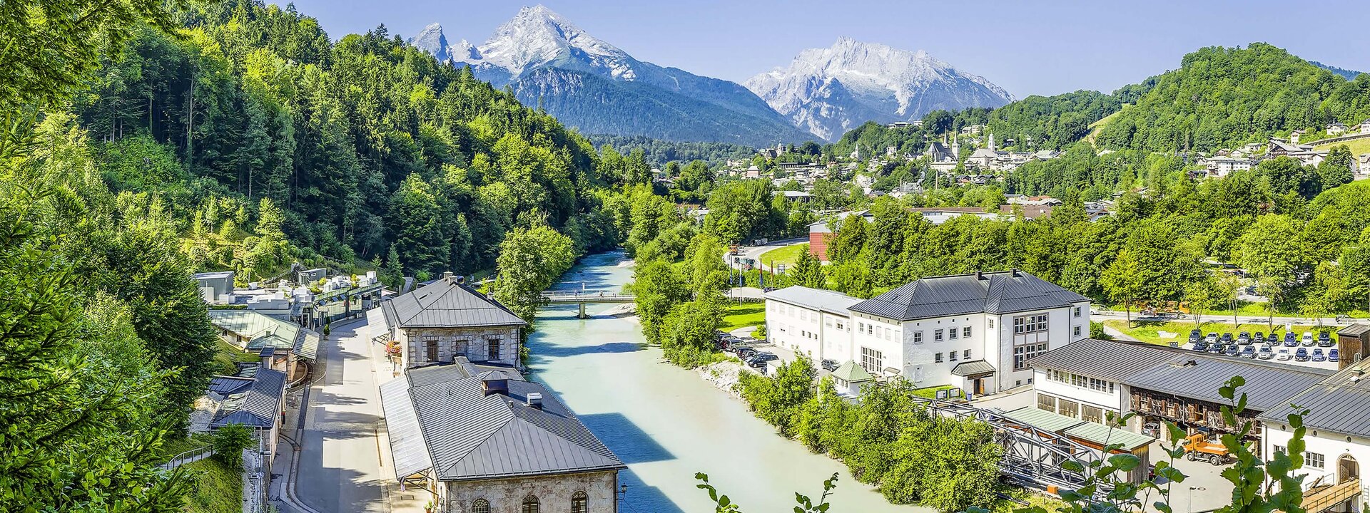 Außenaufnahme vom Salzbergwerk mit dem Watzmann im Hintergrund