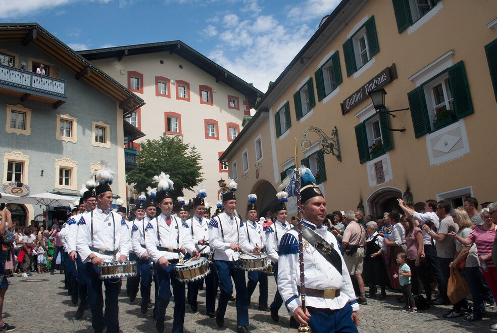 Traditioneller Umzug der Bergknappenkappelle