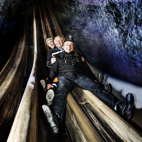 Senioren auf der Rutsche im Salzbergwerk  | © Südwestdeutsche Salzwerke AG, Salzbergwerk Berchtesgaden