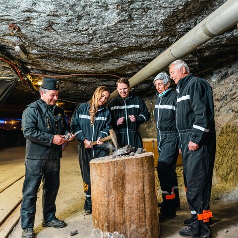 Begeisterte Gäste beim Steinsalzklopfen unter Tage | © Salzbergwerk Berchtesgaden | Südwestdeutsche Salzwerke AG