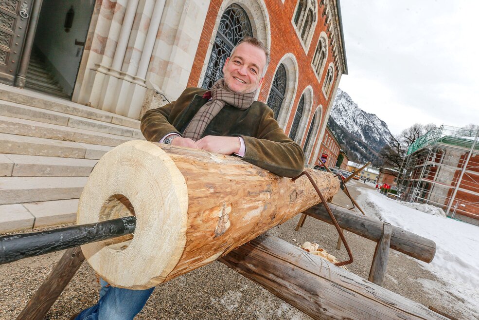 Peter Botzleiner-Reber angehlent an einem Deichel