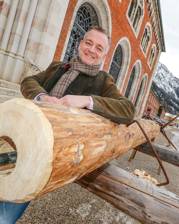 Peter Botzleiner-Reber angehlent an einem Deichel