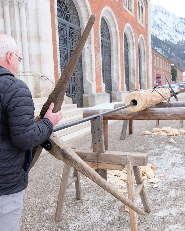 Händisches anbohren einer Deichel mit Metallwerkzeug