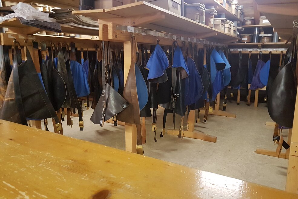 Viele Arschleder aufgehängt in der Knappengarderobe