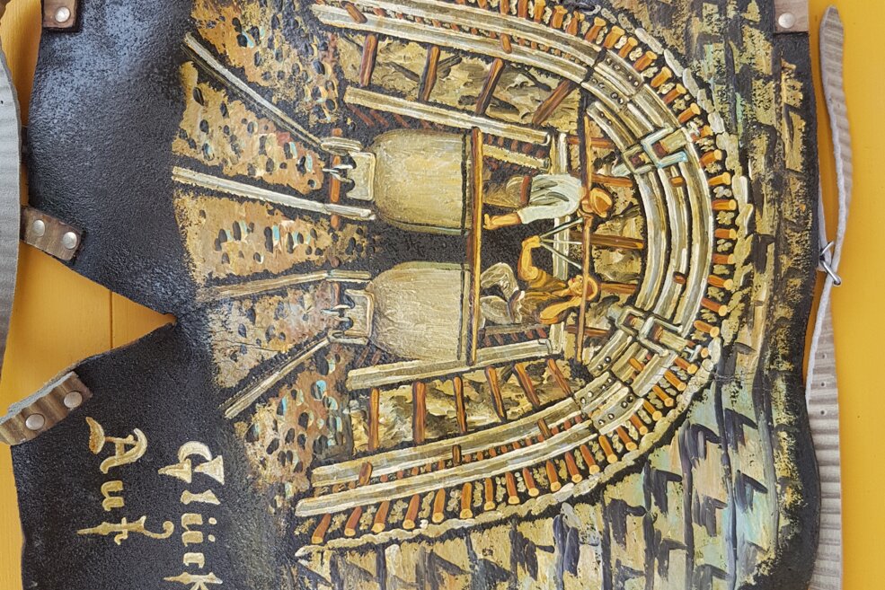Bild von zwei Bergmännern in Stollen und Unterschrift Glück Auf auf Arschleder gemalt
