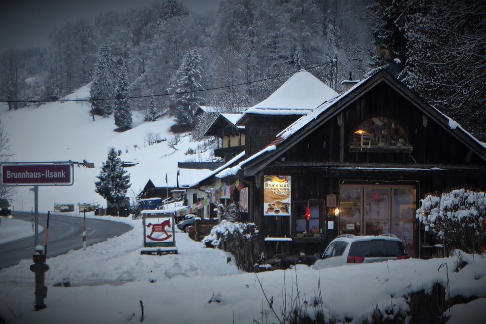 Holzspielwarenladen Brunnhaus Ilsank im Winter
