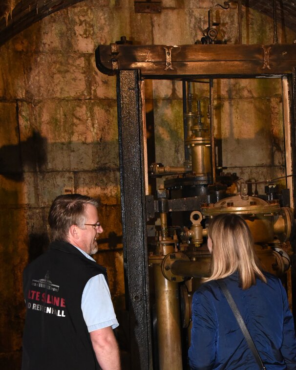 Brunnwart gibt eine Führung in der Alten Saline