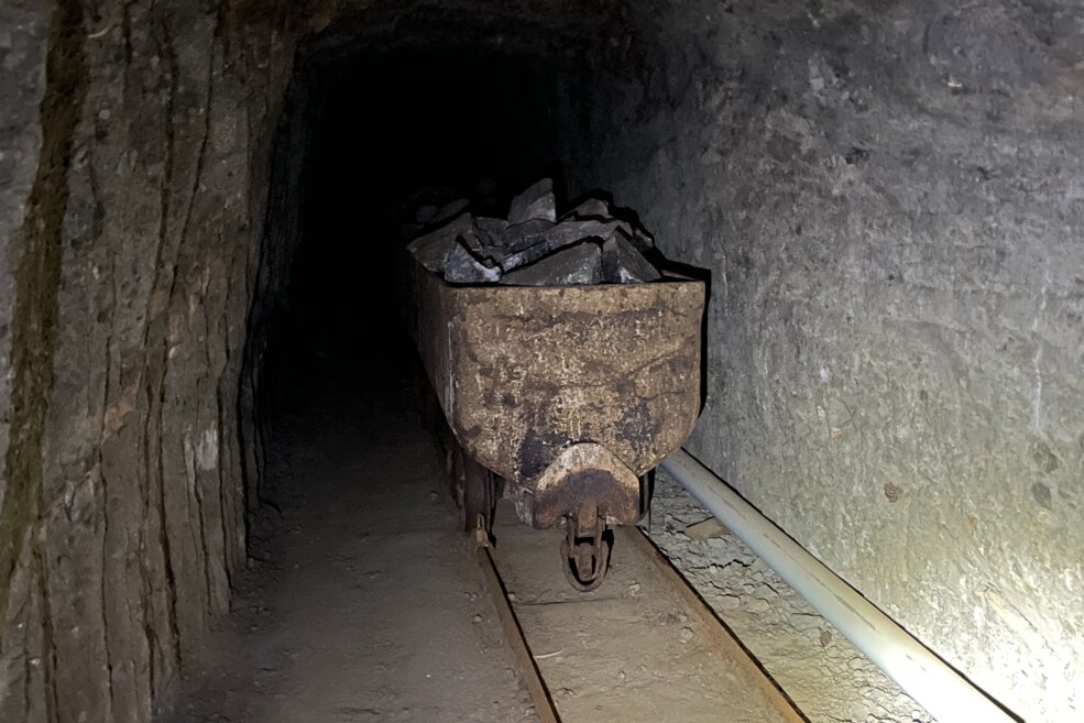 Mit Salzsteinen gefüllte Lore im Stollen des Salzbergwerks 