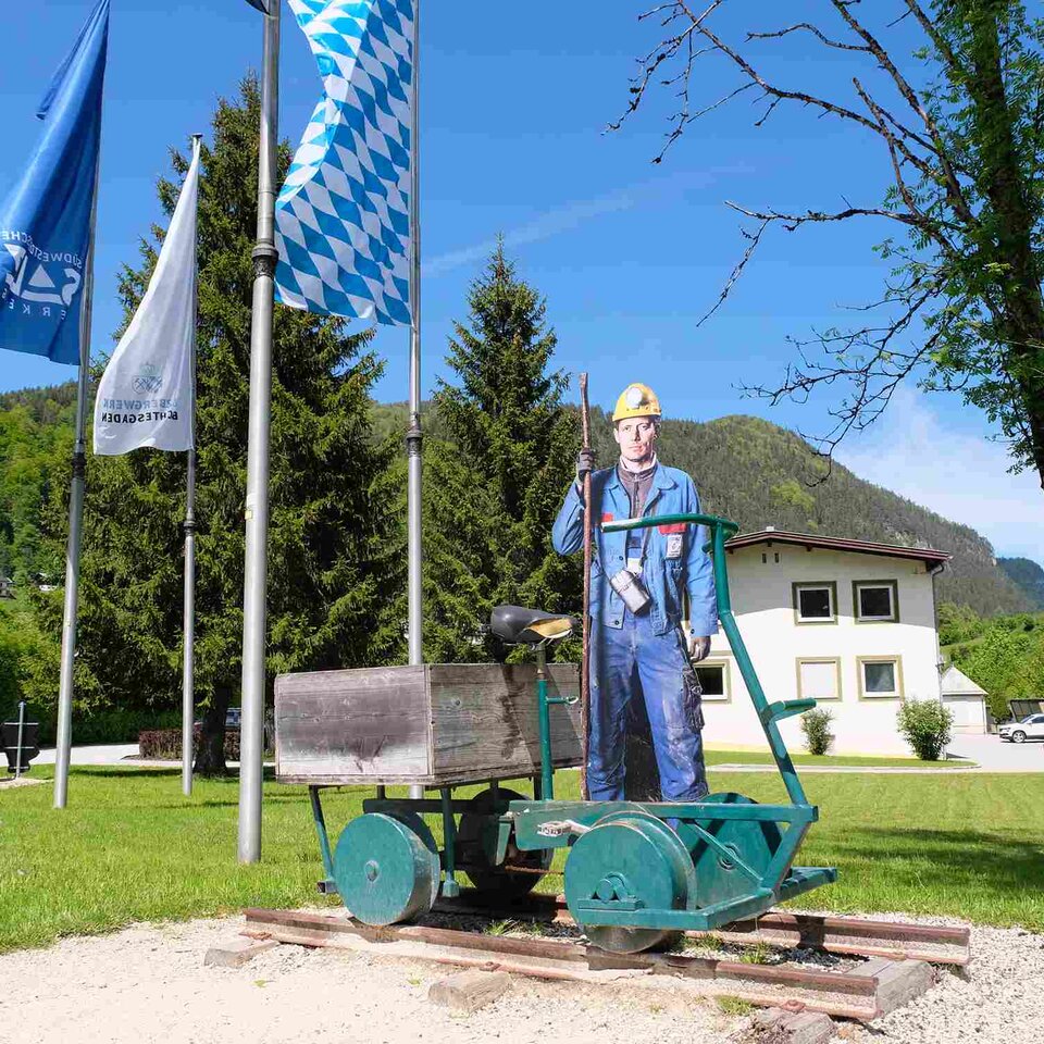 Ausgestelltes Grubenbahn auf Gelände des Salzbergwerks