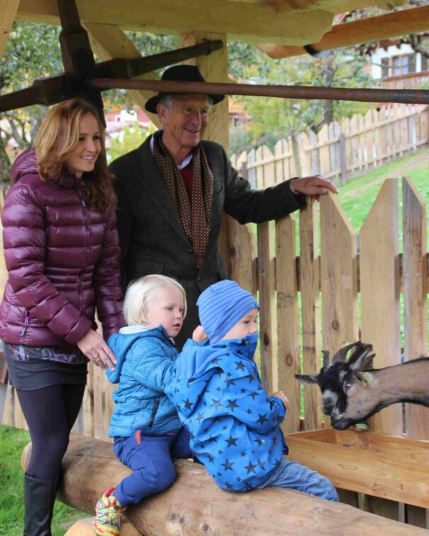 Familie beim Streichelzoo am Soleleitungsweg Berchtesgaden