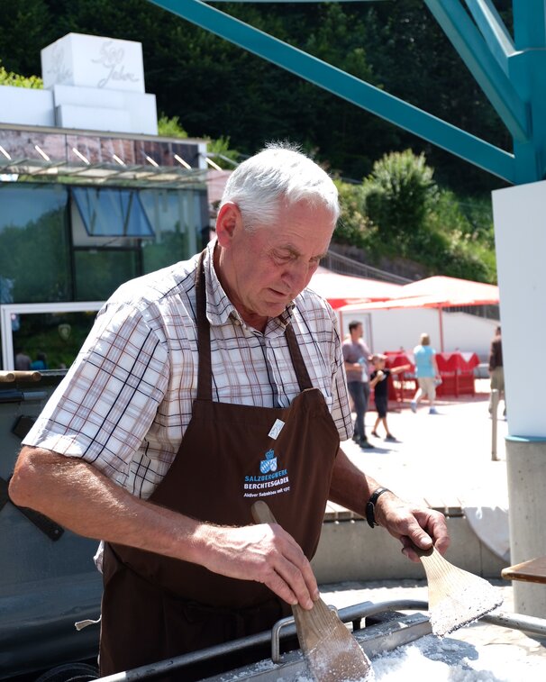 Bergmann siedet Salz im Salzbergwerk Berchtesgaden