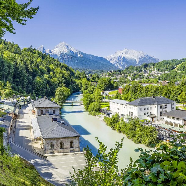 Außenaufnahme vom Salzbergwerk mit dem Watzmann im Hintergrund